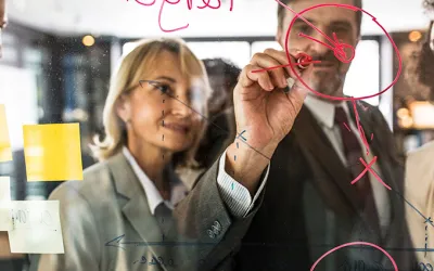 Equipo de marketing diseñando estrategias 