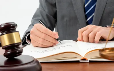 Hombre trabajando en el área de peritaje informático