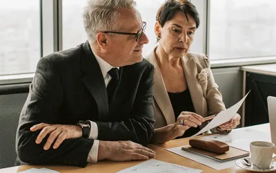 Dos personas elaborando el plan de viabilidad de una empresa