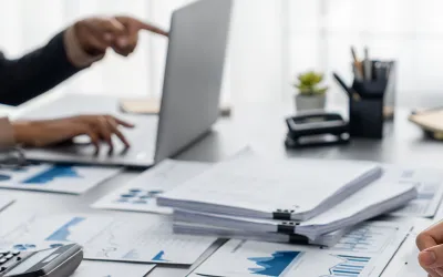 Empleados trabajando en la planificación financiera de su empresa