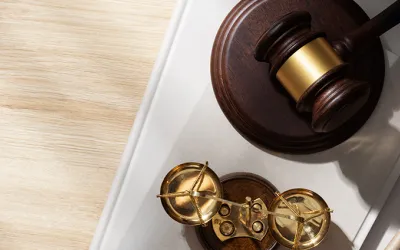 Mazo y balanza representando por qué estudiar derecho