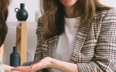 psicóloga ayudando a persona con neurodivergencia