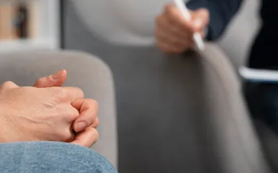 Dos personas en una sesión de psicología aplicada