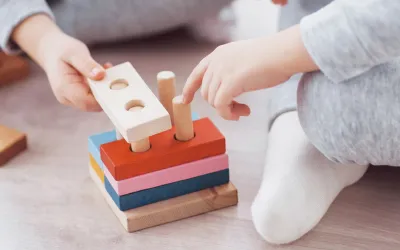 Niños haciendo juegos de psicomotricidad infantil