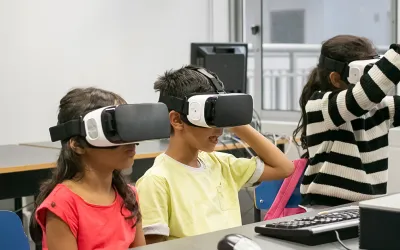 Niños estudiantes descubriendo qué es el pensamiento computacional