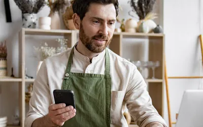 Hombre gestionando su negocio representando qué es una pyme