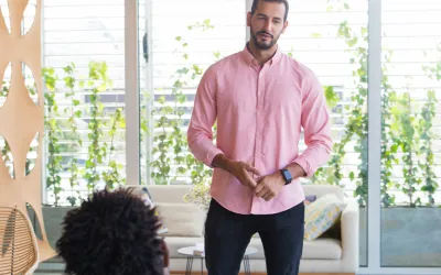 Hombre dando un charla, representando qué es un coach