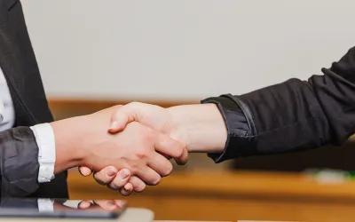 Representación de qué es un mediador arreglando conflictos