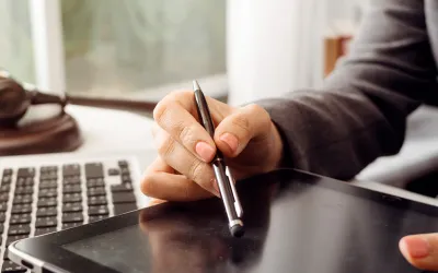 Mujer viendo qué se estudia en Derecho