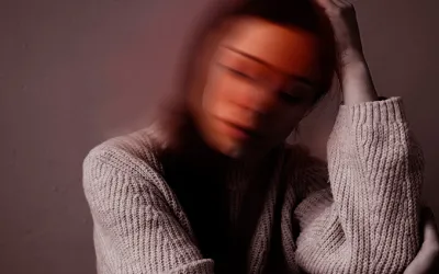 Mujer preocupada representando qué le sucede al cuerpo en un ataque de pánico