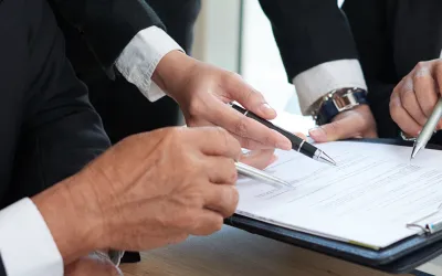 Hombre revisando documentos mientras analiza qué es una licitación