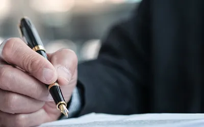 Persona buscando que hay que estudiar para ser notario