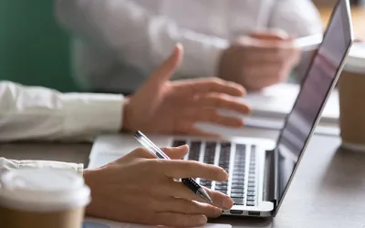 Persona al ordenador buscando qué se estudia en marketing