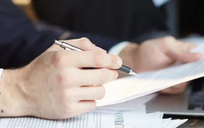 Persona revisando documentos legales relacionados con un recurso de alzada y procedimientos administrativos.