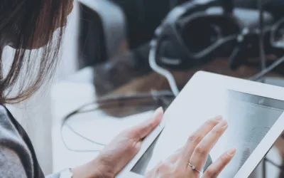 Mujer trabajando en uno de los tipos de periodismo que hay