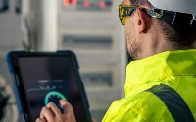 Foto de Ingeniero mirando resultados en una tablet