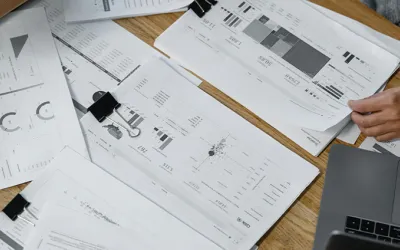 Papeles mostrando el sueldo de un controller financiero