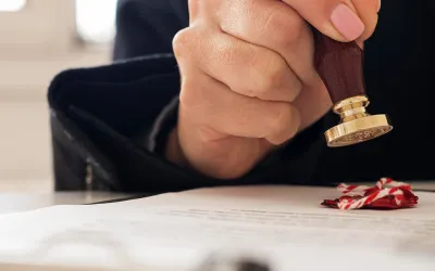 Persona firmando un derecho real