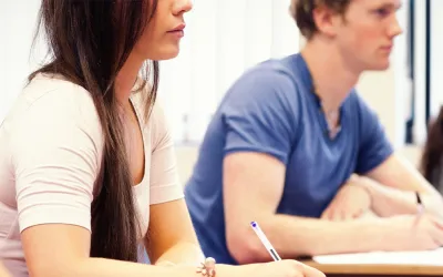 Jóvenes cursando estudios superiores en España
