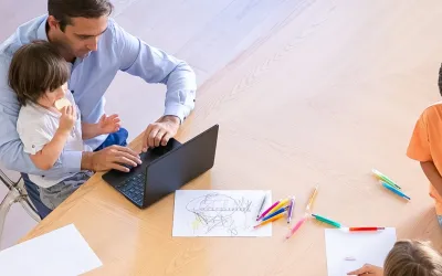 Un padre implementando la metodología flipped classroom con sus hijos