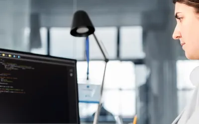 Ingeniero de software trabajando