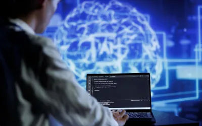 Hombre programando al ordenador en representación de qué es el machine learning