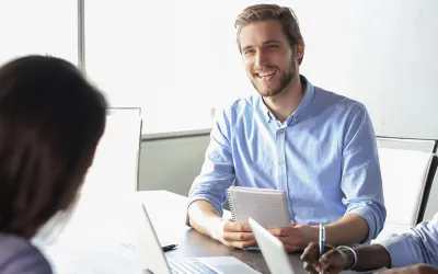 Personas debatiendo sobre el estudio realizado basándose en la matriz BCG