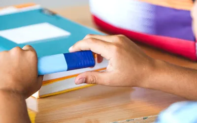 Niño implementando el método TEACCH en clase