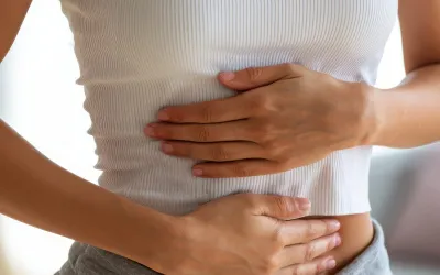 Mujer con las manos sobre el abdomen
