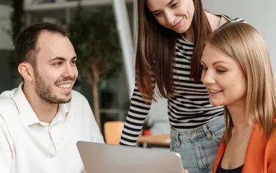 Personas estudiando los objetivos SMART