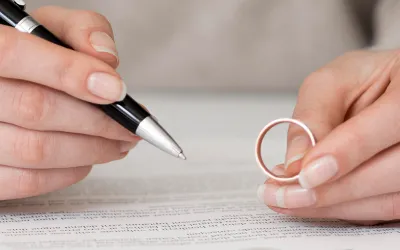 Persona pensando si firmar los papeles de divorcio