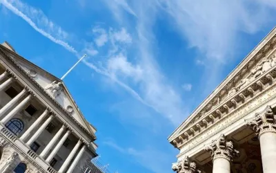 Fachadas de edificios institucionales vistas desde abajo