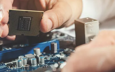 Persona aprendiendo lo que es el hardware