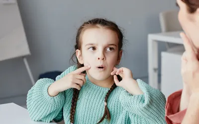 madre explicandole a la hija que es la dislalia