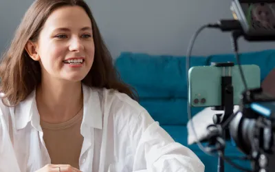 Mujer explicando a cámara qué es UGC