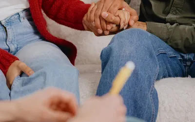 pareja asistiendo a terapaia de pareja