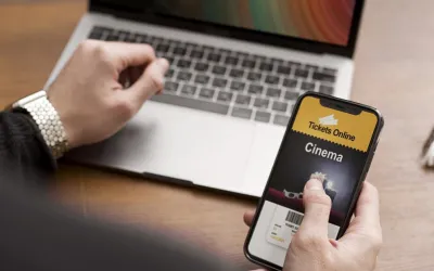 Persona usando una aplicación web de compra de entradas desde el móvil