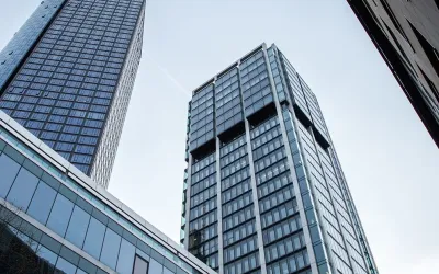 Torres de oficinas de varias empresas vistas desde la calle