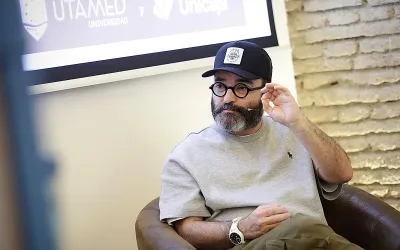 Javier Calleja dando una charla sobre el éxito que ha tenido