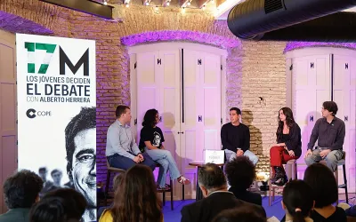 Jóvenes debatiendo sobre el futuro de Andalucía