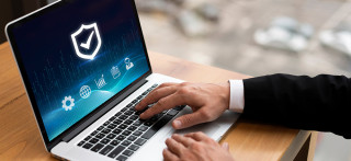 Delegado de protección de datos trabajando al ordenador