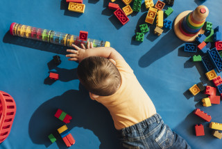 Niño en una etapa temprano del desarrollo cognitivo