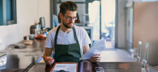 Hombre analizando la diferencia entre factoring y confirming en la gestión de su empresa