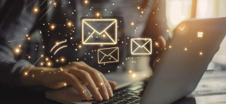 Persona al ordenador llevando a cabo las estrategias de inbound vs outbound marketing