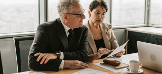Dos personas elaborando el plan de viabilidad de una empresa