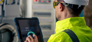 Foto de Ingeniero mirando resultados en una tablet
