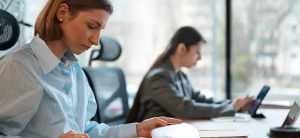 Dos auditoras trabajando en la oficina