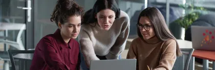 Chica escribiendo y representando qué es un copywriter