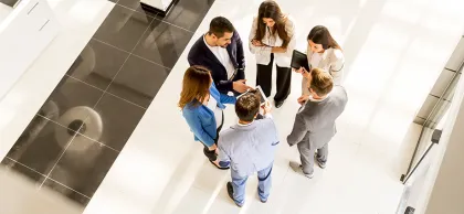 Grupo de trabajadores representando la estructura de una empresa
