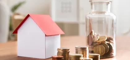 Monedas apiladas sobre la mesa 